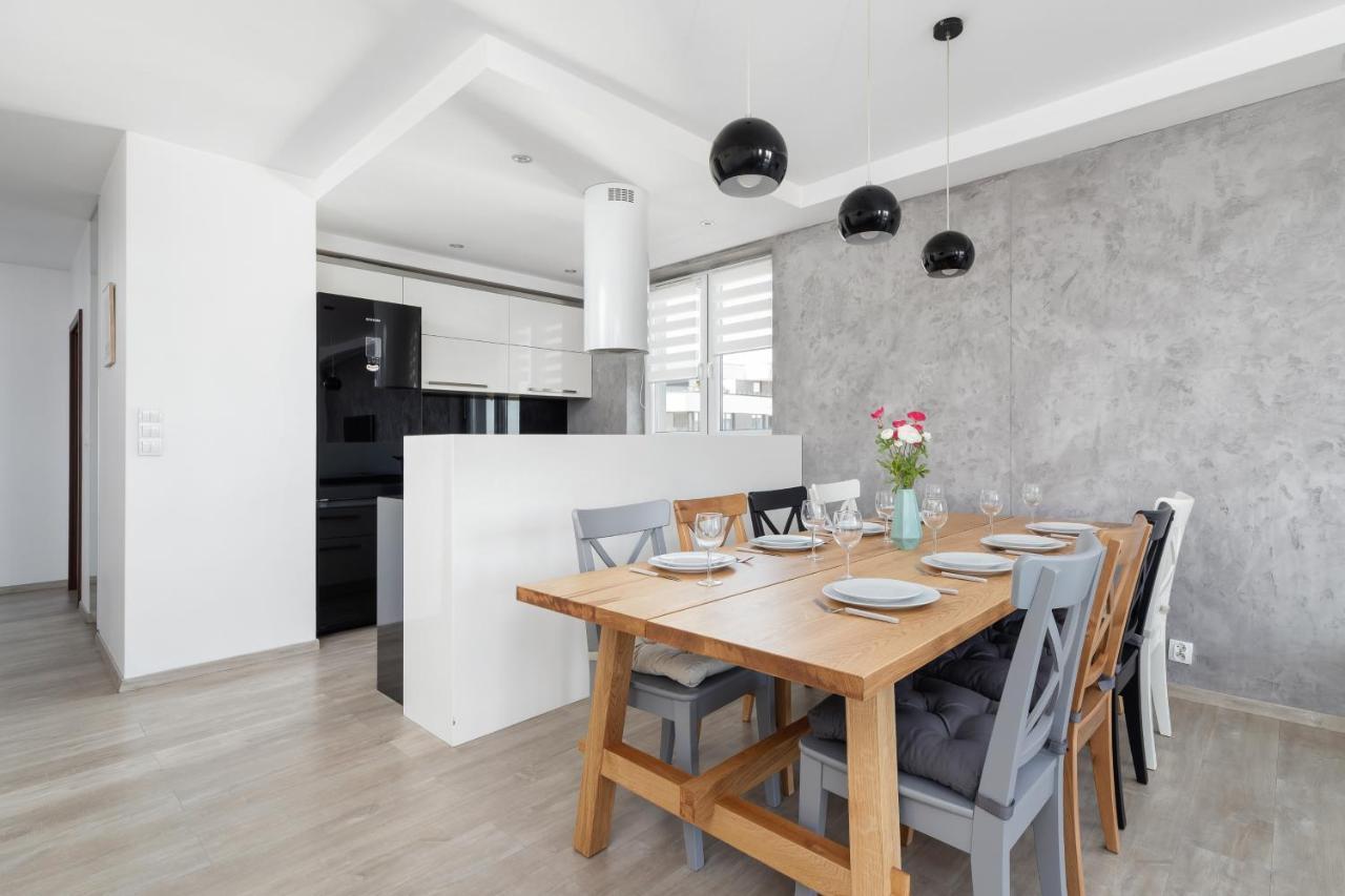 Avia Three Bedroom Two Balcony Ac & Parking By Renters Apartament *