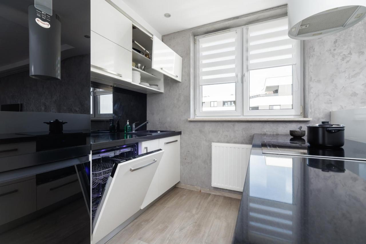 Avia Three Bedroom Two Balcony Ac & Parking By Renters Kraków