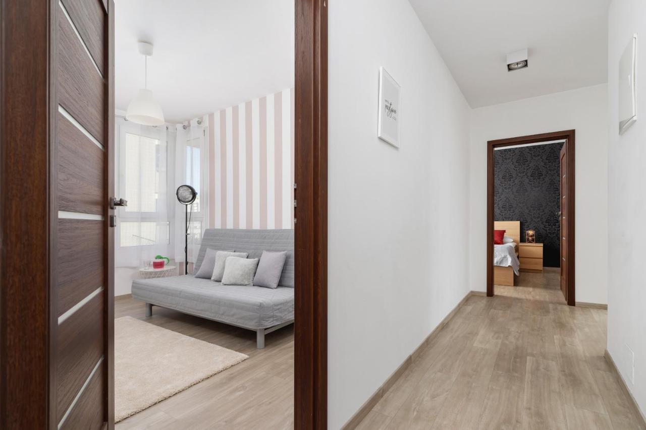 Avia Three Bedroom Two Balcony Ac & Parking By Renters Apartament *